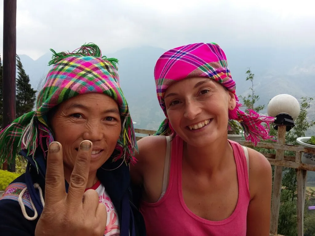 Maria haciendo amigos en Sapa Vietnam