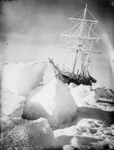 El Endurance atrapado en el hielo