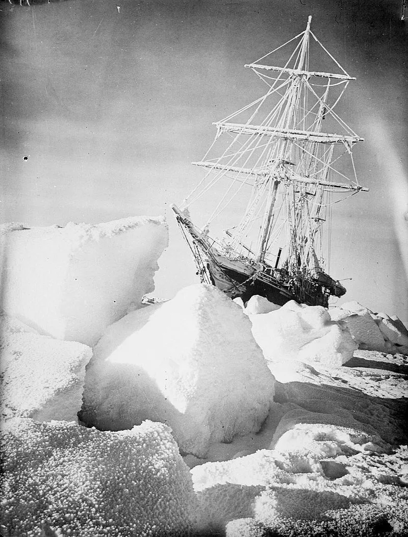 El Endurance atrapado en el hielo