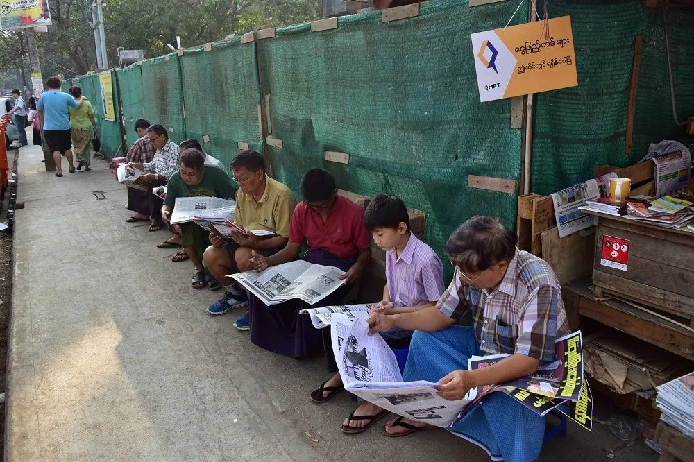 Leyendo el periodico en Myanmar