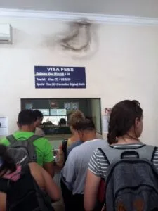 Oficina de inmigracion en Camboya por Poipet, los policías reclaman aquí 2$ más que la tarifa oficial puesta en la pared.