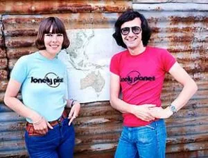 Tony Wheeler y Mauren Wheeler, creadores de las guías Lonely Planet, en sus años hippies. Tony Wheeler y Mauren Wheeler, Lonely Planet