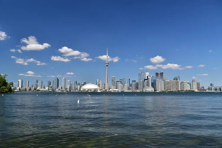 Downtown Toronto desde las Islas un bonito día de verano.