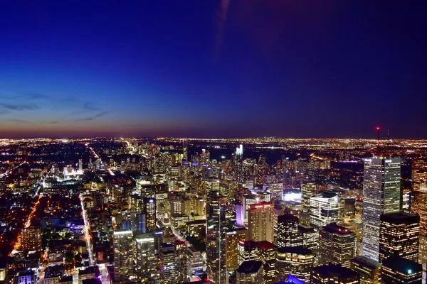 Vista nocturna de Torontontero desde lo alto de la CN Tower.