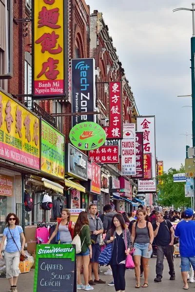 Spadina a la altura de Chinatown