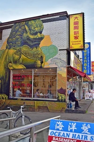 Grafitis asiaticos en las bocacalles de Dundas St W entre Spadina y Beverley