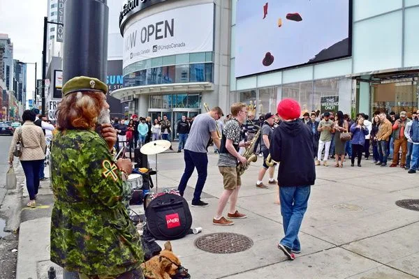 Grupos tocando, bailando y gente peculiar en Dundas Square