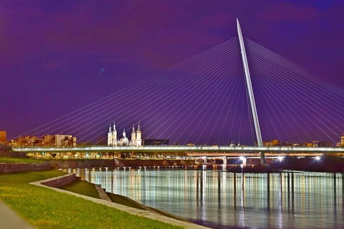 El Pilar y la pasarela de la Expo en Zaragoza