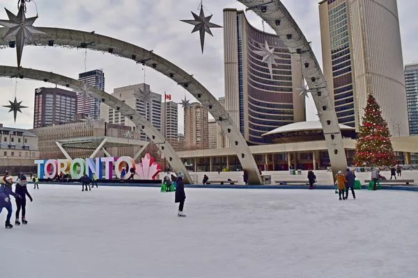Nathan Phllips Square en invierno con la fuente convertida en pista de patinaje.