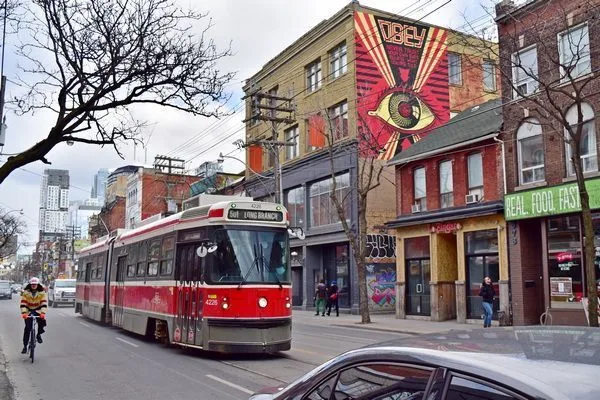 El street car pasando por Queen St West