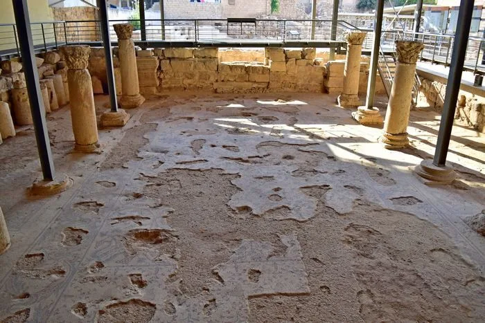 El estado de conservación de los mosaicos aquí es bastante malo debido a los iconoclastas que en el siglo VII destrozaron buena parte de los mosaicos con representaciones humanas. 