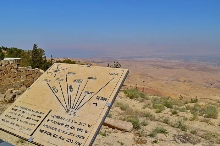 Vistas desde el monte Nebo y panel informativo de dónde se encuentran las ciudades mas importantes del otro lado, Palestina e Israel. 