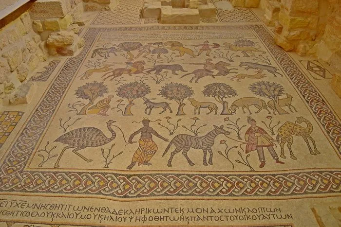 Los perfectamente conservados mosaicos de la iglesia en lo alto del monte Nebo.