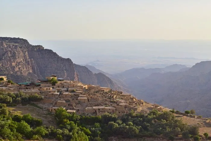Reserva de la Biosfera de Dana en Jordania. El pueblo de Dana en lo alto de la montaña con vistas al valle principal.