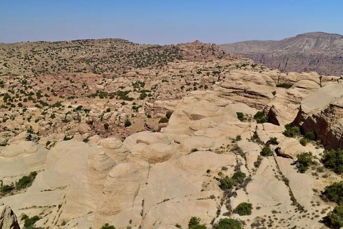 Paisaje en el camino al inicio de la ruta Shak Al Resh.