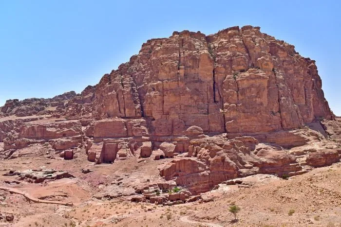 Cuevas que todavía están habitadas por algunas familias Beduinas en Petra.