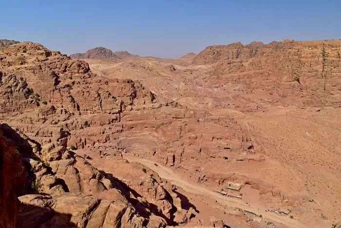Vistas del camino que lleva a la vista (gratis) del Tesoro en Petra