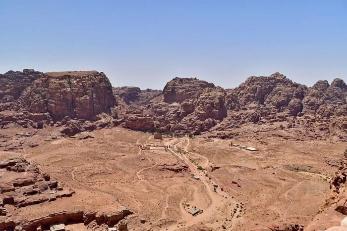 Petra es simplemente enorme, cuanto más lo andes más te impresionarás, desde sus pequeños detalles hasta la enorme magnitud del sitio en si.