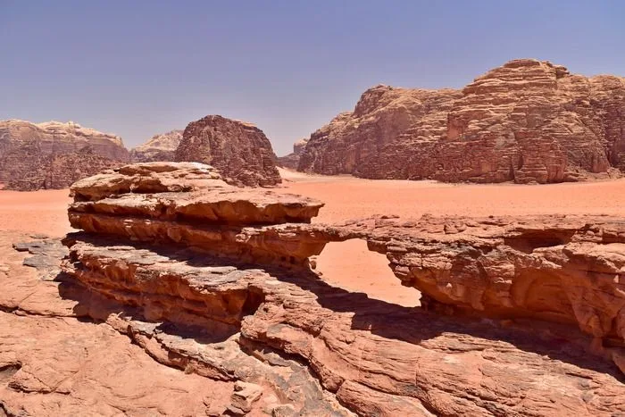 El pequeño puente en Wadi Rum dónde te llevarán casi seguro en tu recorrido en jeep.