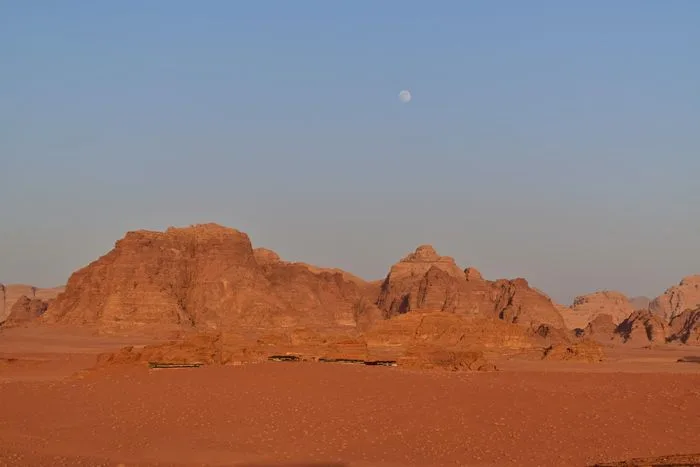 Mi campamento, Wadi Rum Protected Area, bajo la luna poco despues del atardecer