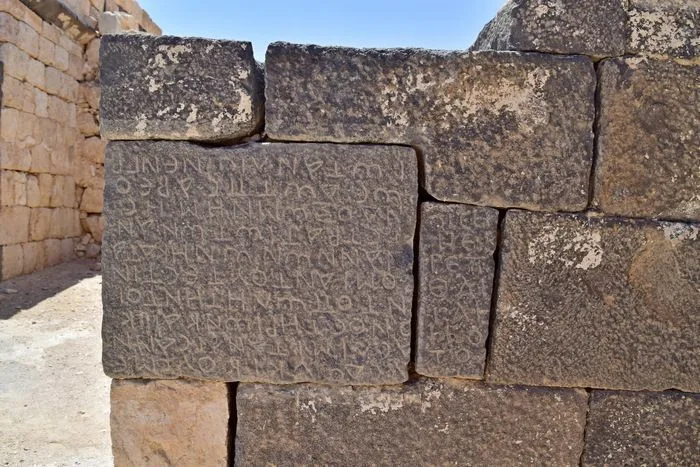 Inscripciones en las piedras de las ruinas de Inscripciones en las piedras en las ruinas de Qasr Al Zraq
