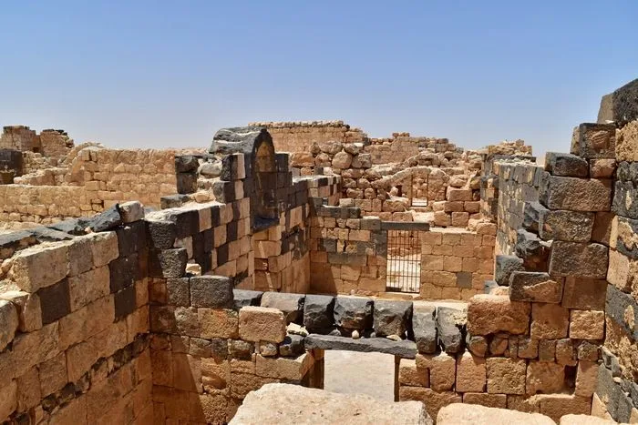 Qasr al-Hallabat con sus combinaciones de piedra arenisca y basáltica.