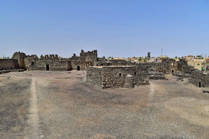 Patio de Qasr Al Zraq con su pequeña mezquita omeya en el medio.
