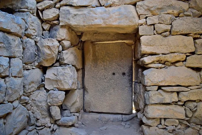Puertas de pierda en el Qasr Al Zraq. Todo el castillo está construido en piedra, no hay madera. Las puertas pesan una tonelada, pero se pueden abrir gracias al aceite de palma que se ponía en las bisagras.