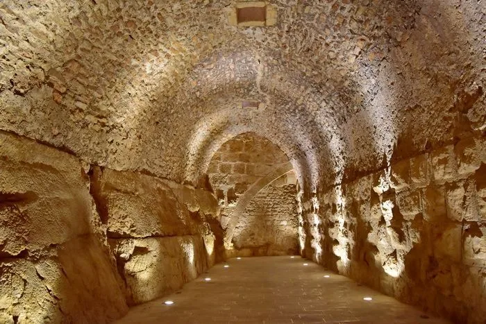 Interior restaurado del castillo de Aljoun.