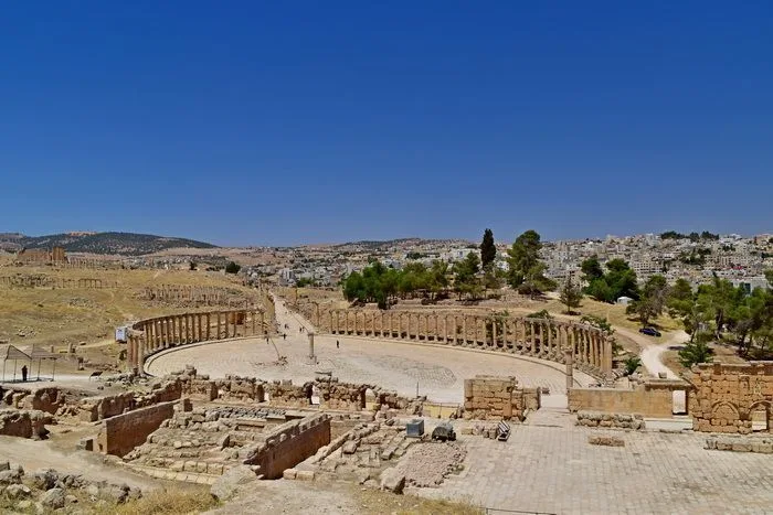 Plaza oval columnada de las ruinas de Jerash. 