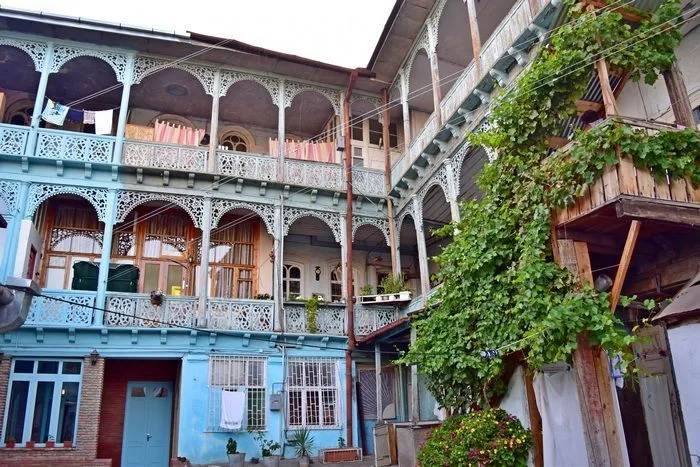 Patio típico en el viejo Tiflis con balcones decorados.