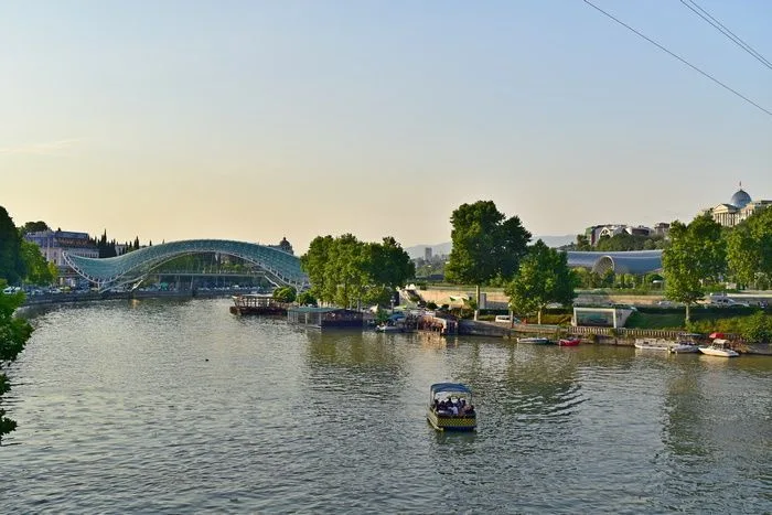 Puente de la Paz que da acceso al parque Rike