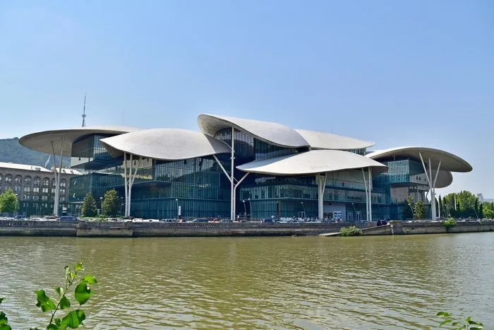 Oficina de la administración o edificio seta