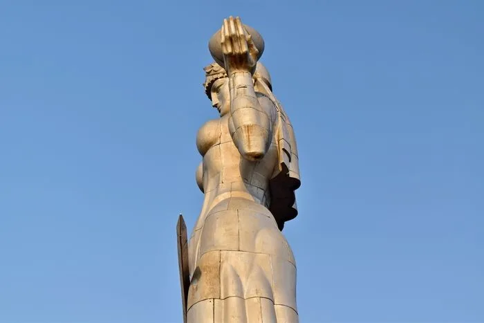 Kartlis deda o madre de Georgia que vigila la ciudad desde lo alto de una de las colinas de Tiflis.