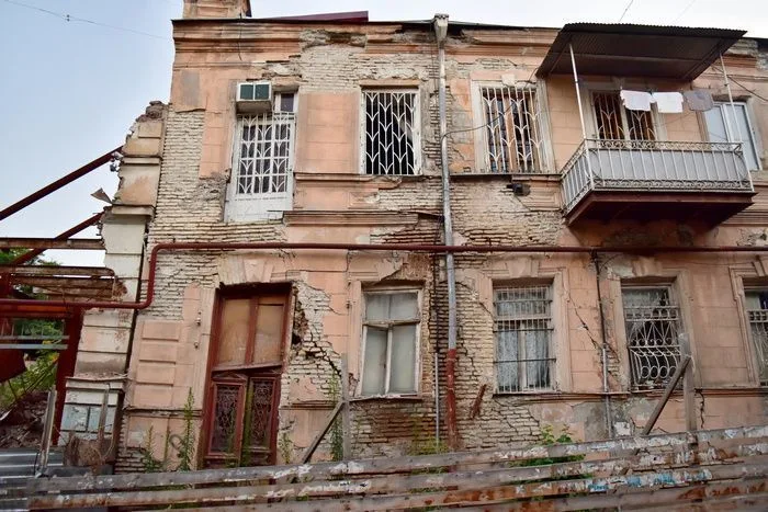 Casas que no cumplen la ley de la gravedad en el barrio viejo de Tiflis