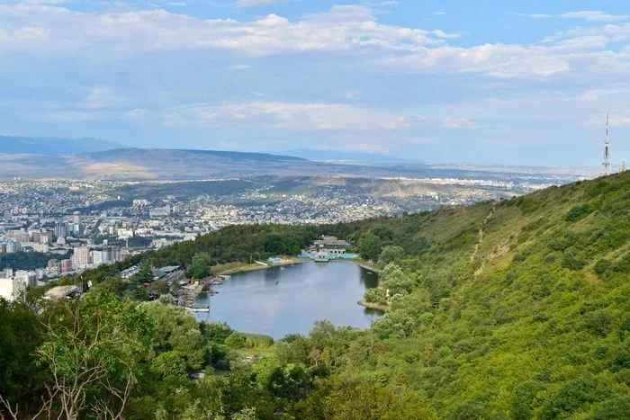 Turtle lake es el más pequeño de los tres pero si subes un poco hacia arriba por alguno de los caminos que hay tendrás unas vistas bien bonitas de la ciudad.