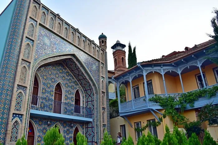Fachada de uno de los baños termales en Tiflis