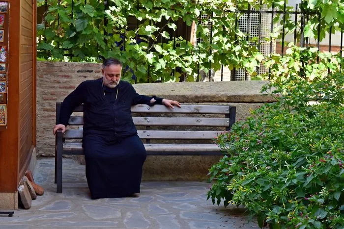 El cura de la iglesia echandose una cabezadita
