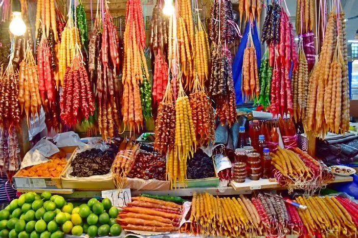 No, no son salchichas, es un dulce georgiano llamado churchkhela que será de las primeras cosas que te llamen la atención. 100% tienes que probarlo.