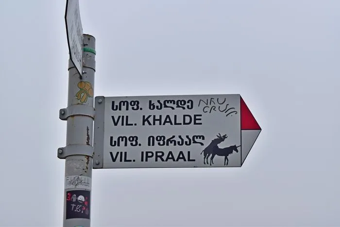 Encontrarás algunos carteles como este..