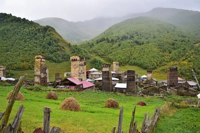 Torres de vigilancia conocidas como koshki en la zona de Svaneti en Georgia.