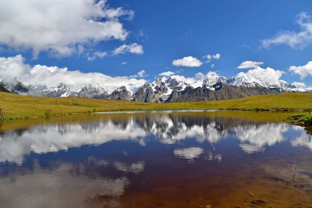 Reflejo de las montañas en el lago Koruldi