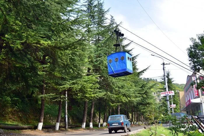 Telecabinas flotando sobre la carretera en Chiatura