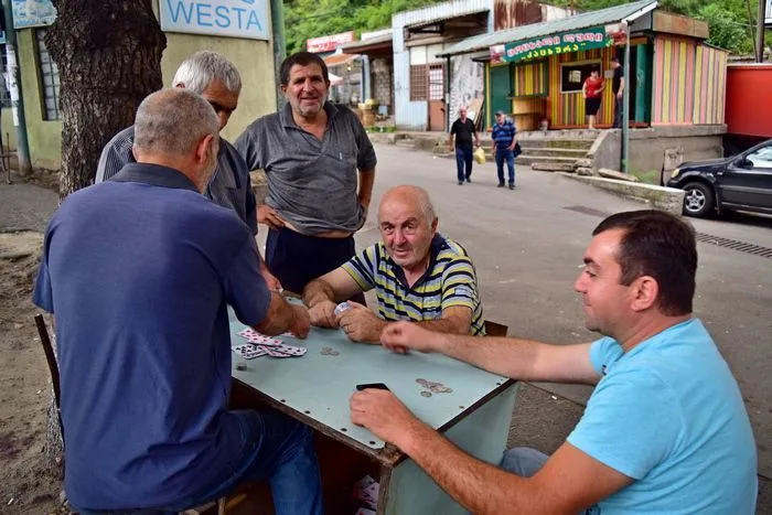Unos georgianos en Chiatura jugando a las cartas