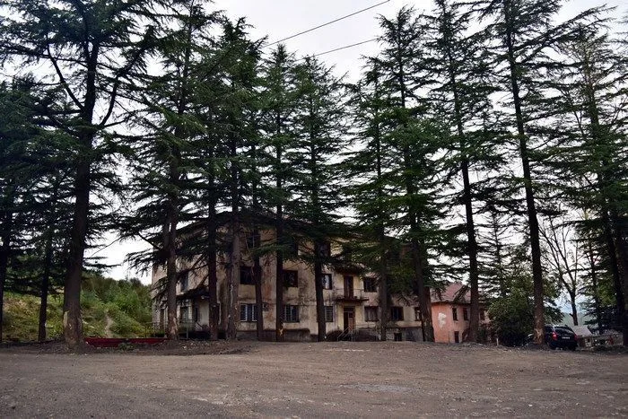 Edificio solitario en lo alto de la colina