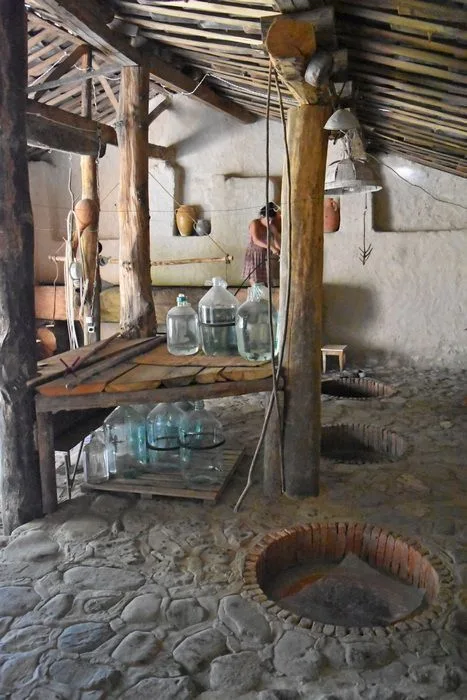 Entrada de las ánforas de 3000 litros donde el vino fermentará