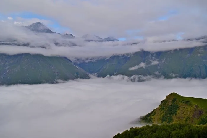 Entre dos nubes subiendo a la iglesia.
