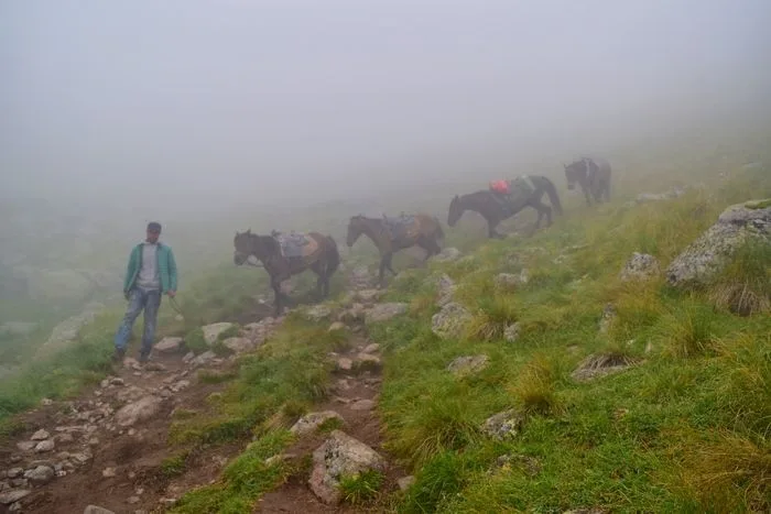 Engullidos por la niebla subiendo al glaciar de Kazbeg