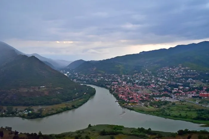 confluencia de dos ríos el Kurá y el Aragvi desde el Monasterio de Jvari