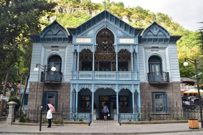 Preciosa casa azul en Borjomi que fue construida por el Cónsul de Irán
